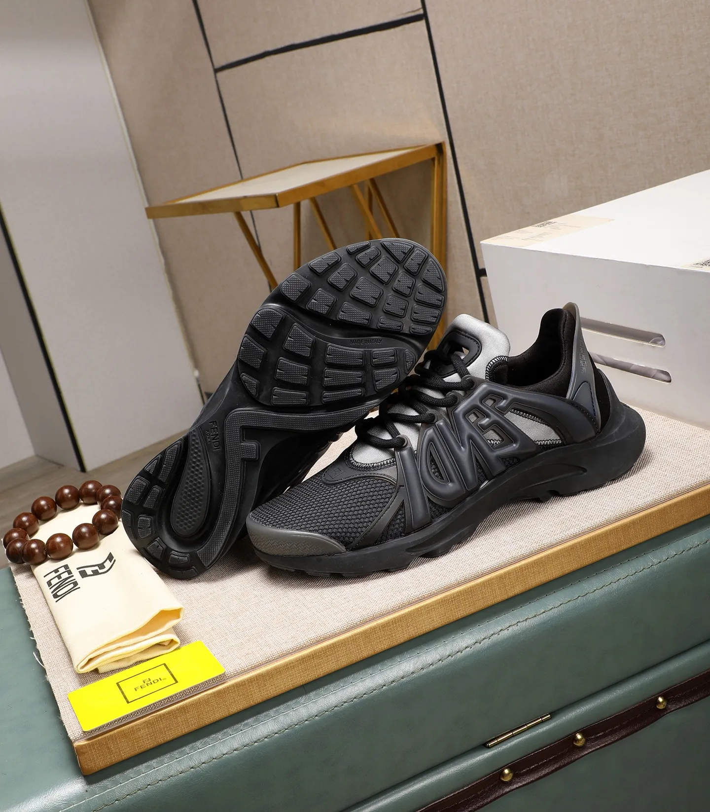 Men's Men's Shoes 💰800 Fendi Fendi's latest Tag series of men's casual mesh sports running shoes, originally purchased and developed, this Tag sneaker is a one-leg sneaker, made of black high-tech mesh material with gray neoprene details. Oversized FENDI lettering on the side and translucent rubber details. Light and flexible rubber running shoe soles, beautifully packaged at the delivery counter, customized breathable lining, original molded foam rubber outsole, sole thickness: 3.5CM! Size: 40-44 (customized at 39.45.46)